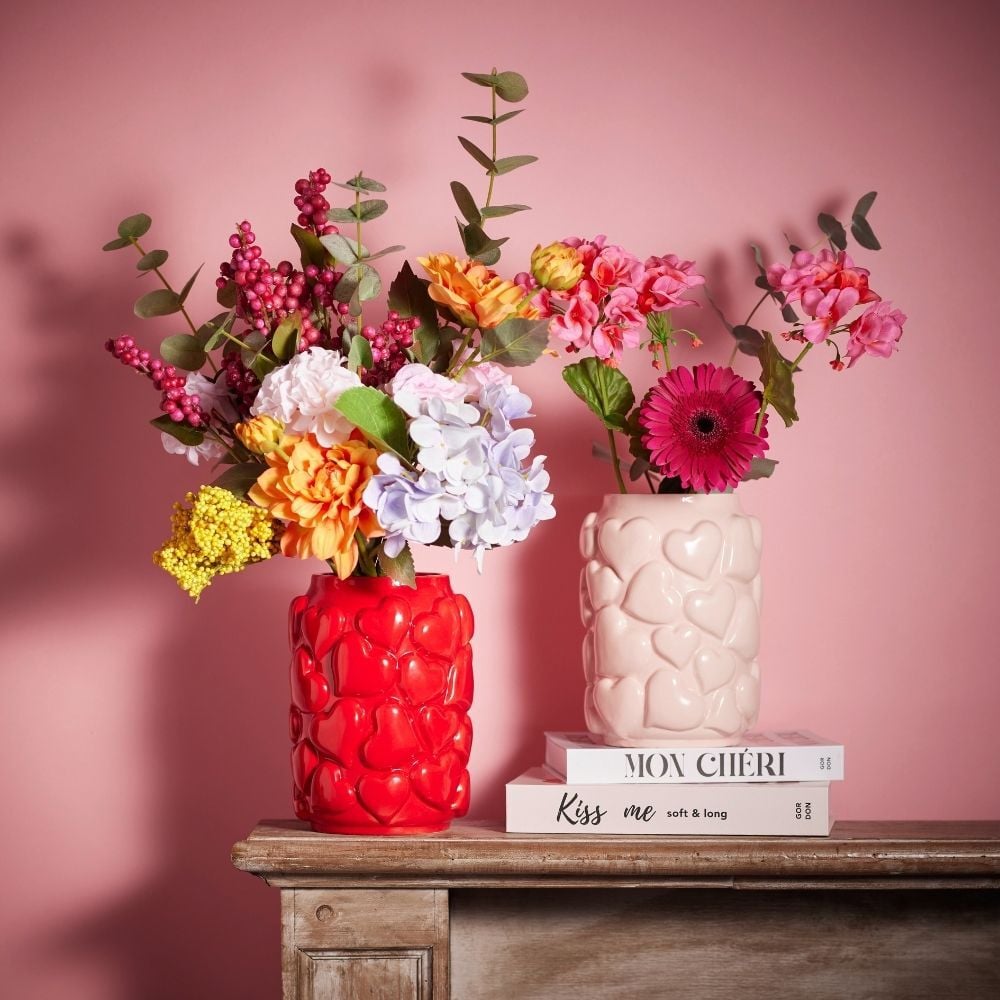 Acc&eacute;der au vase avec des c&oelig;urs emboss&eacute;s