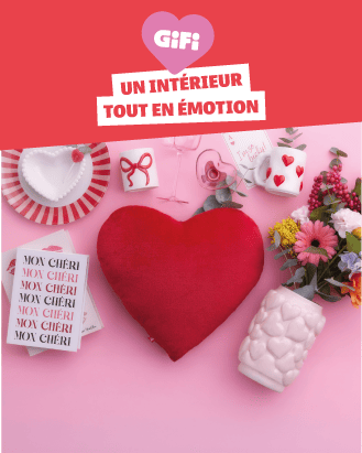 Coussin coeur rouge avec vaisselle romantique