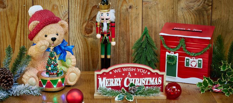 décoration de noel authentique : un ourson, une boite aux lettres et une pancarte