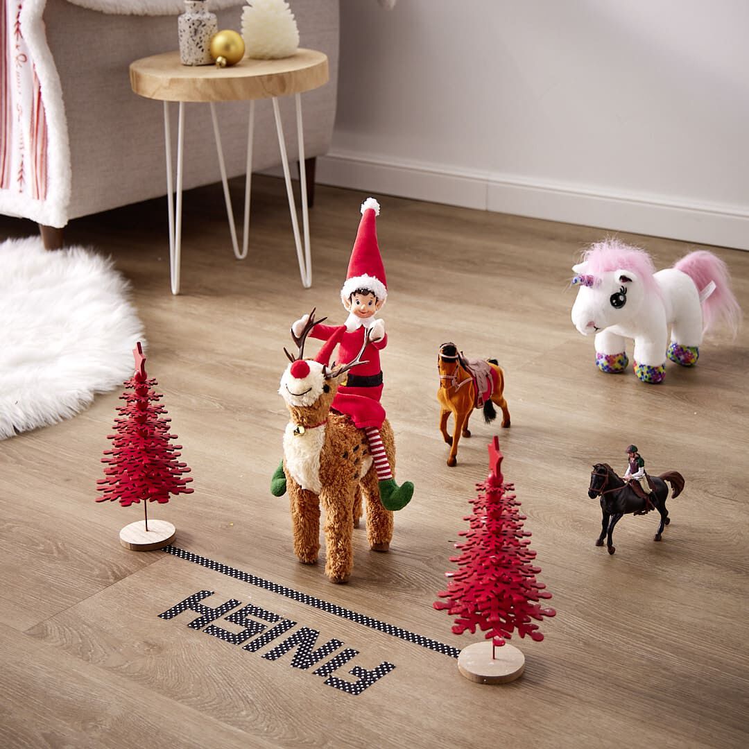 lutin sur un renne sur la ligne d'arrivée