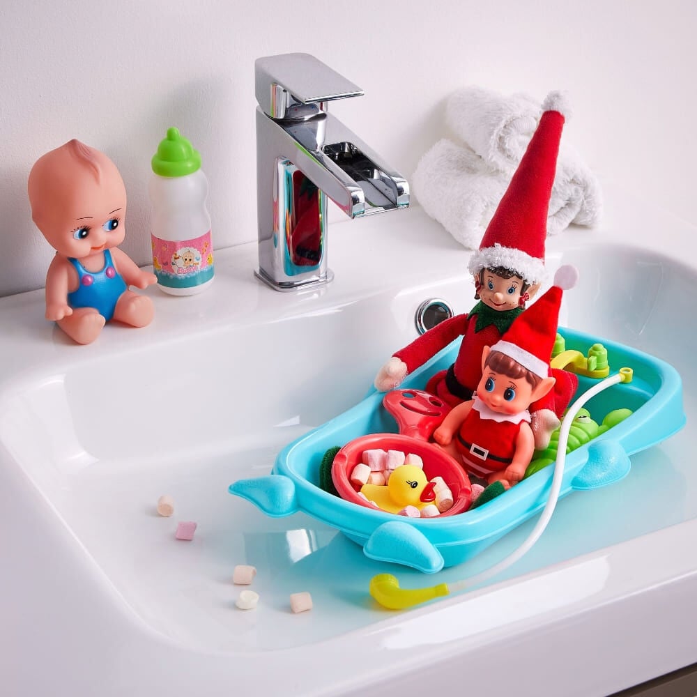 Lutin dans un bateau avec b&eacute;b&eacute; lutin