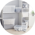 &Eacute;tag&egrave;res de rangement avec bo&icirc;tes et paniers organis&eacute;s.