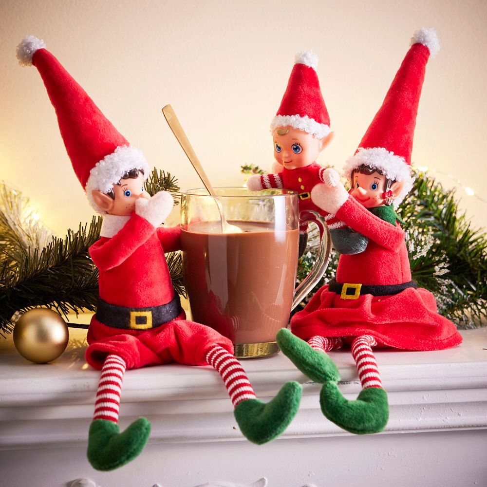 lutin et lutine boivent un chocolat chaud