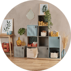 Meubles modulables dispos&eacute;s dans un salon avec objets d&eacute;coratifs.