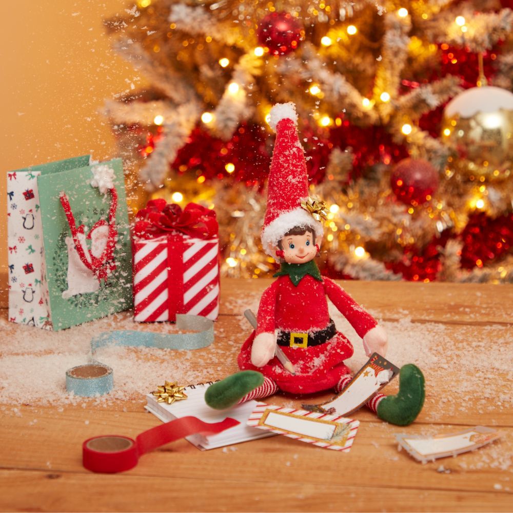 lutin qui emballe des cadeaux