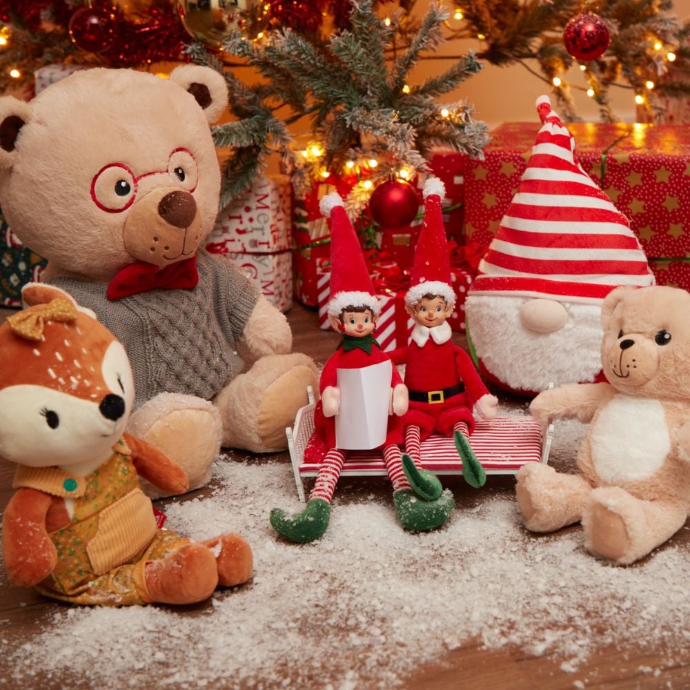 lutin raconte des histoires à des peluches