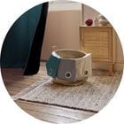 Rideaux install&eacute;s dans une pi&egrave;ce &agrave; vivre, pr&egrave;s d&rsquo;un meuble en bois.