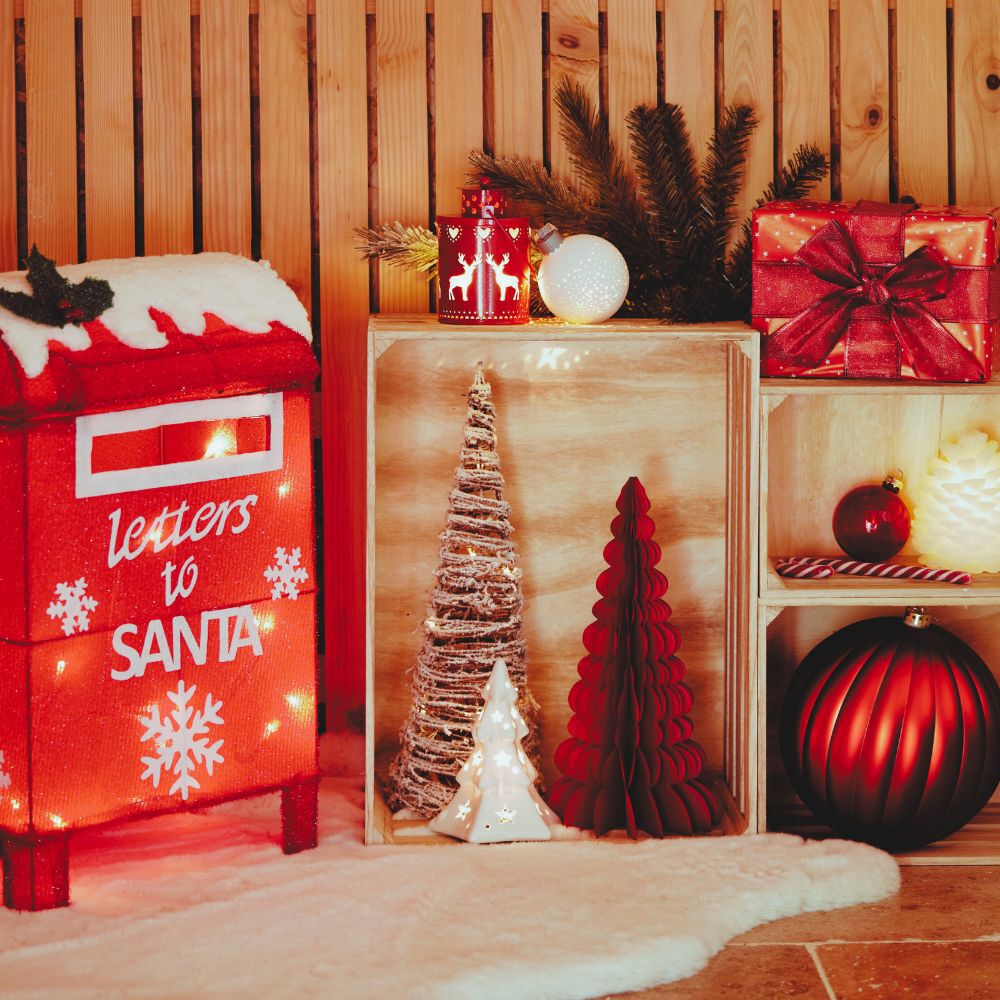 décoration de noël authentique : boite aux lettres lumineuse, sapins déco et boules