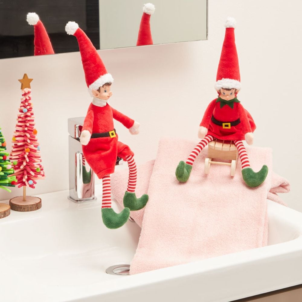 Lutin fait de la luge sur une serviette dans un lavabo