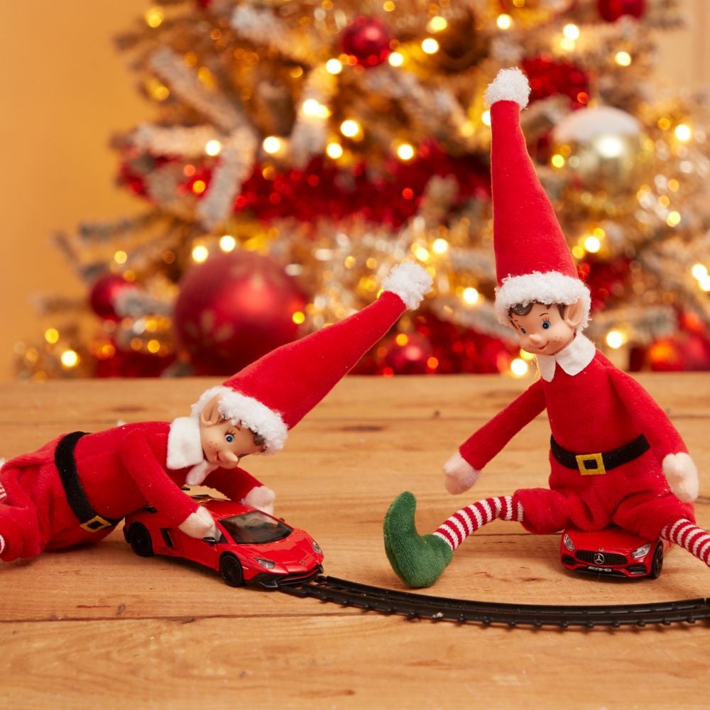 lutin joue à la voiture de course