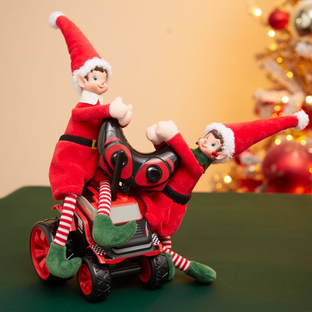 lutin et lutine jouent à la voiture téléguidée