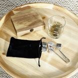 Glaçons en acier avec pince et housse dans coffret en bois