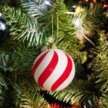 Boule de Noël à suspendre rouge et blanc Ø8cm - 2 modèles