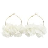 Cr&eacute;oles m&eacute;tal dor&eacute; avec fleur tissu blanc &Oslash;3,5cm