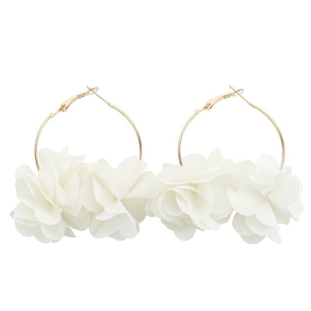 Cr&eacute;oles m&eacute;tal dor&eacute; avec fleur tissu blanc &Oslash;3,5cm