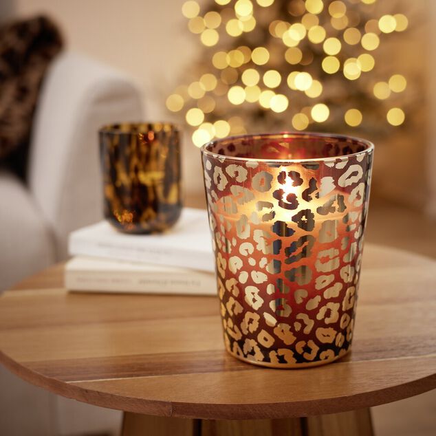 Bougie XXL dans pot en verre motif l&eacute;opard senteur oud 75H