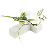 D&eacute;coration fun&eacute;raire forme croix avec fleurs artificielles gris blanc