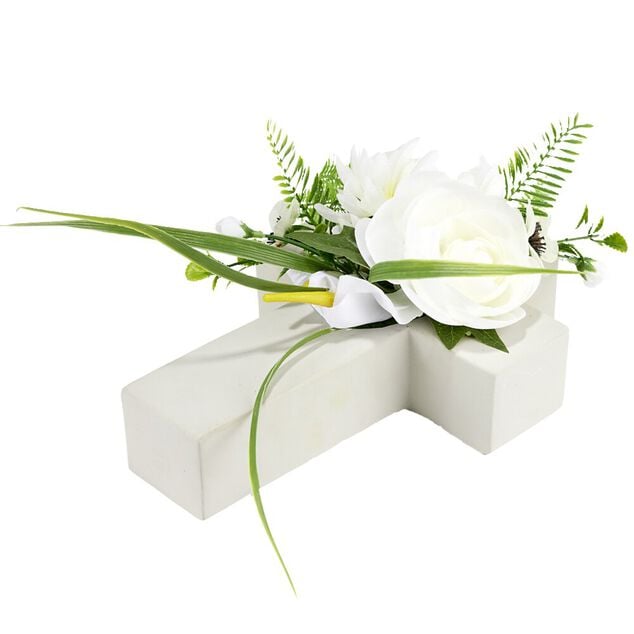 D&eacute;coration fun&eacute;raire forme croix avec fleurs artificielles gris blanc