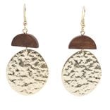 Boucles d'oreilles bois et m&eacute;tal martel&eacute; dor&eacute; L3,5cm