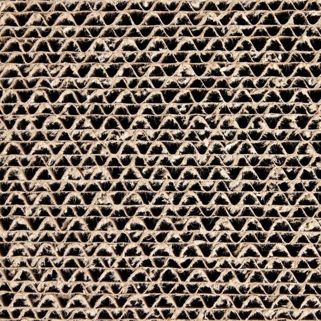 Griffoir pour chat avec balle grelot et herbe &agrave; chat 25x35cm