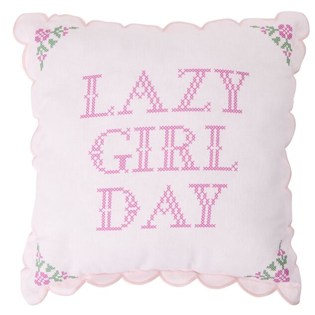 Coussin carr&eacute; Girl fa&ccedil;on point de croix contour ondul&eacute; 44x44cm (2 mod&egrave;les)