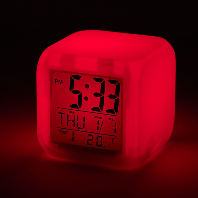 R&eacute;veil cube LED multicolore &agrave; piles 7,8x7,8x7,8cm