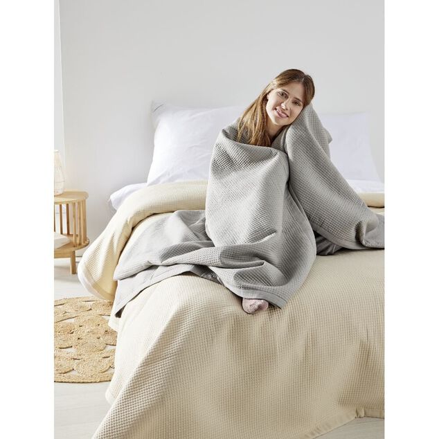 Couvre lit 220x240cm effet nid d'abeille polyester