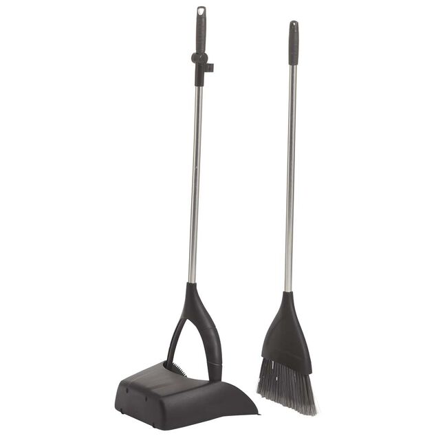 Pelle et balayette a&eacute;roport en plastique noir