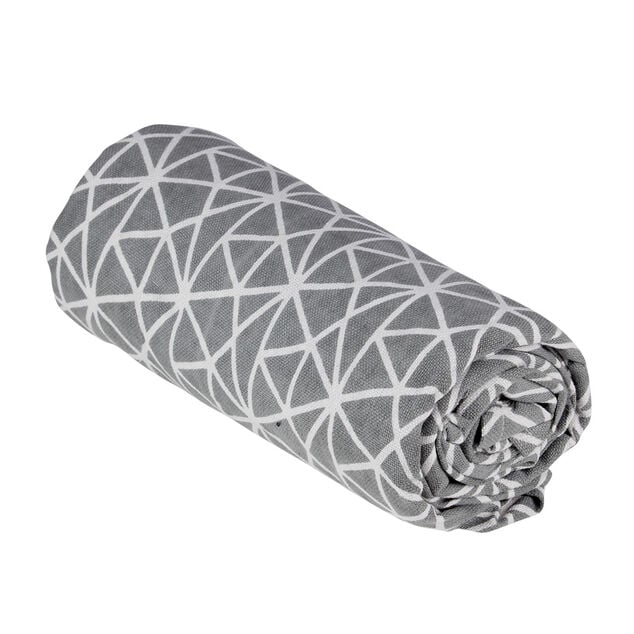 Jet&eacute; de canap&eacute; &agrave; motif g&eacute;om&eacute;trique gris et blanc