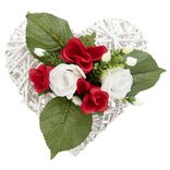 Coeur en rotin + rose artificielle rouge blanc H18 cm