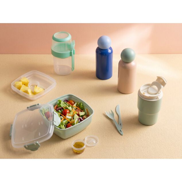 Lunch box plastique 900ml avec couverts et pot &agrave; sauce 17x17xH8,5cm (2 mod&egrave;les)