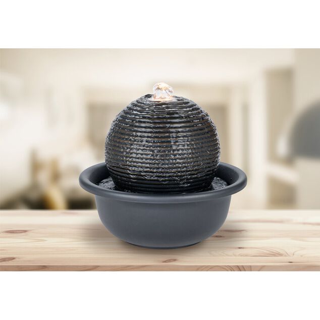 Fontaine &agrave; eau &eacute;lectrique forme boule noire plastique et m&eacute;tal 18,5xH18cm