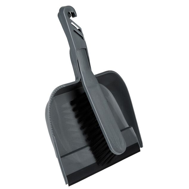 Pelle avec sa balayette en plastique