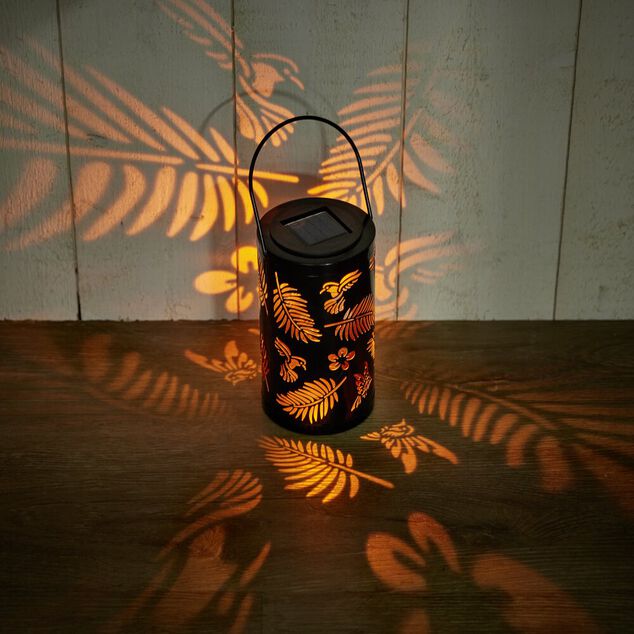 Lanterne solaire effet flamme m&eacute;tal noir ajour&eacute; motif feuillage 12LED blanc chaud &Oslash;9xH16cm