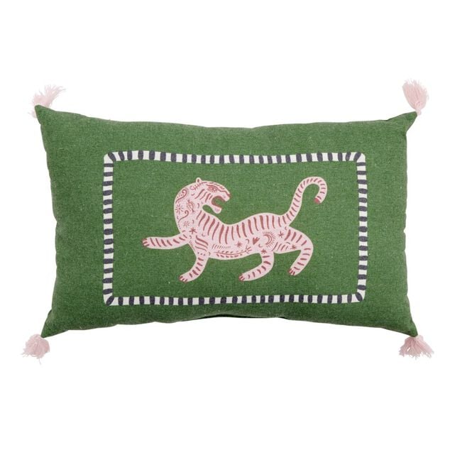 Coussin rectangulaire motif tigre vert fonc&eacute; avec pompons roses 30x50cm