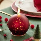 Bougie lumineuse forme boule de No&euml;l en verre rouge &Oslash;10xH13cm