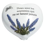 Pierre en r&eacute;sine beige en forme de coeur avec message