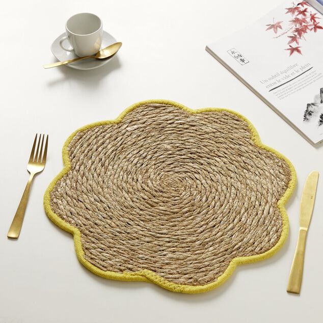 Set de table jonc de mer tress&eacute; et coton forme fleur contour jaune &Oslash;38cm