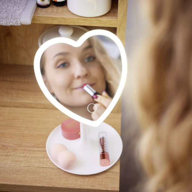 Miroir lumineux LED sur pied inclinable plastique blanc forme coeur 16xH24cm