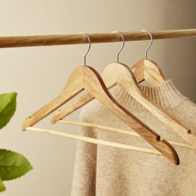 Lot de 5 cintres en bois beige avec crochet métal