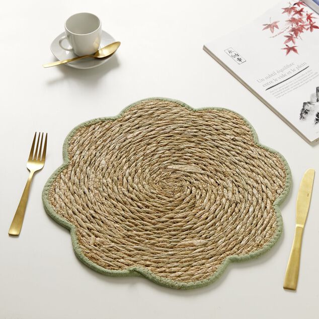Set de table jonc de mer tress&eacute; et coton forme fleur contour vert &Oslash;38cm