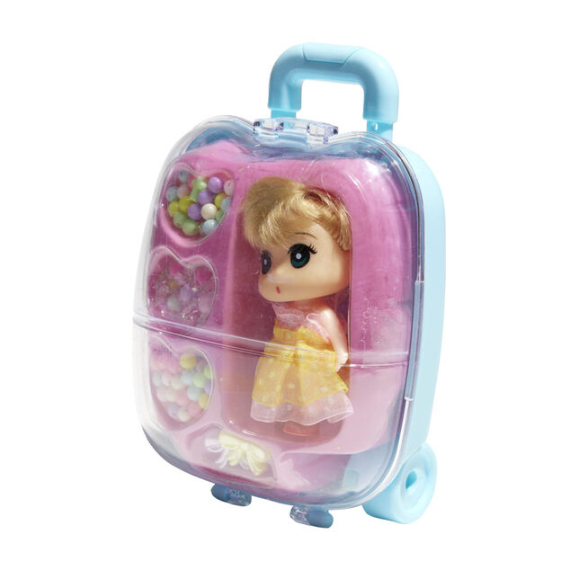 Mini poupée avec perles dans valisette H17,5cm