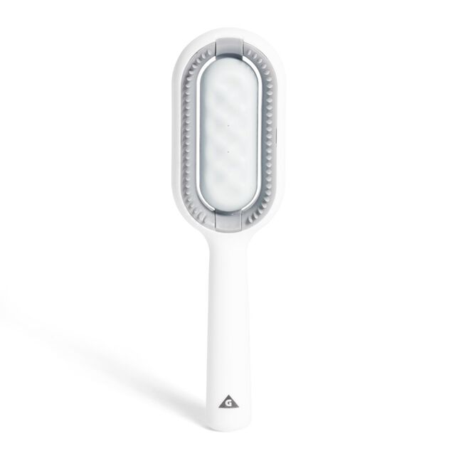 Brosse animal attrape poils avec r&eacute;servoir d'eau