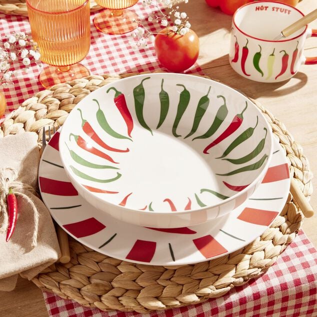 Assiette creuse c&eacute;ramique blanche motifs piments rouges et verts &Oslash;22cm