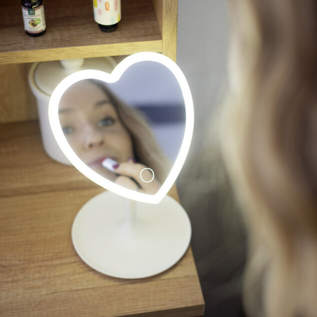 Miroir lumineux LED sur pied inclinable plastique blanc forme coeur 16xH24cm