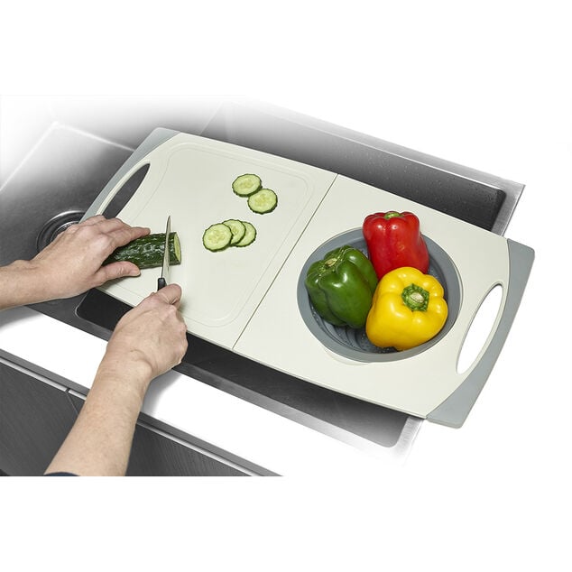 Planche &agrave; d&eacute;couper avec passoire r&eacute;tractable silicone 56x29,5cm