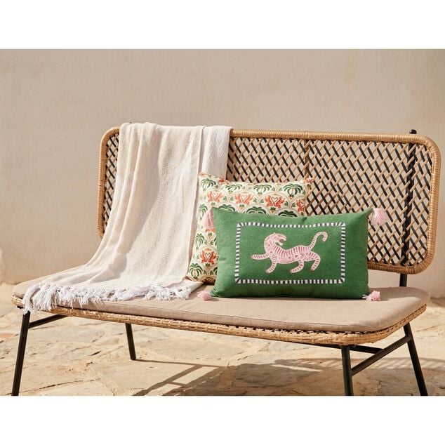 Coussin rectangulaire motif tigre vert fonc&eacute; avec pompons roses 30x50cm