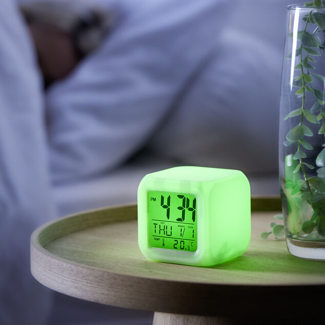 R&eacute;veil cube LED multicolore &agrave; piles 7,8x7,8x7,8cm