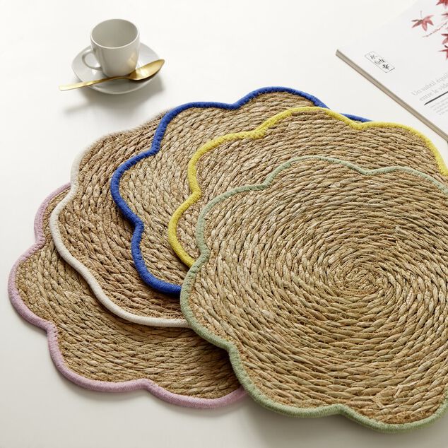 Set de table jonc de mer tressé et coton forme fleur contour bleu Ø38cm