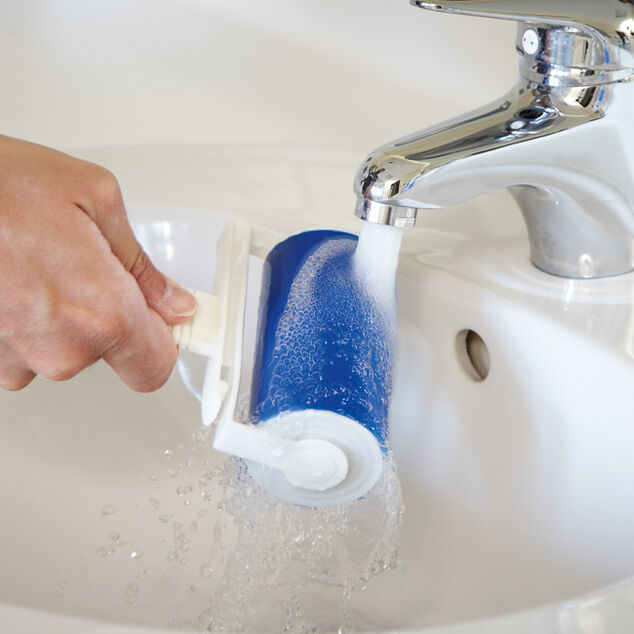 Brosse adh&eacute;sive r&eacute;utilisable lavable avec &eacute;tui de protection